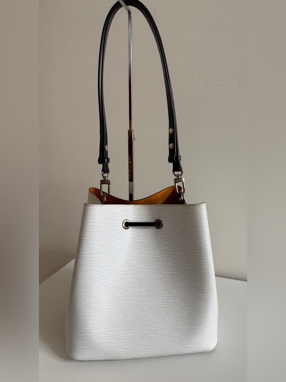 LOUIS VUITTON Epi Leather NeoNoe MM Handbag Bag White/Black - Picture 4 of 15